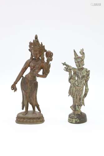 2 bronzen staande boedhisatsvats - Hoogtes 26 en 31,5 cm.