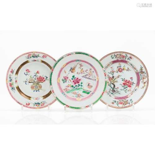 A set of 3 plates