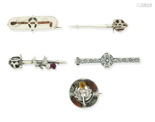 A COLLECTION OF BROOCHES
