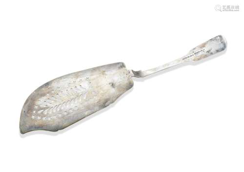 A VICTORIAN FIDDLE PATTERN FISH SLICE By Rettie and Son with...