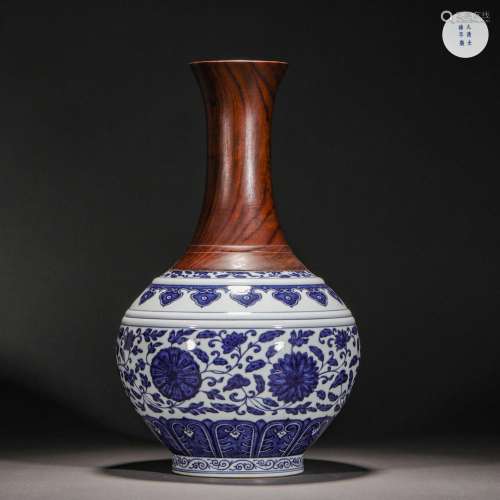Qing Dynasty,Blue and White Flower Wrapped Mouth Bottle