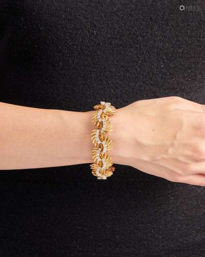 AN 18K GOLD AND DIAMOND BRACELET