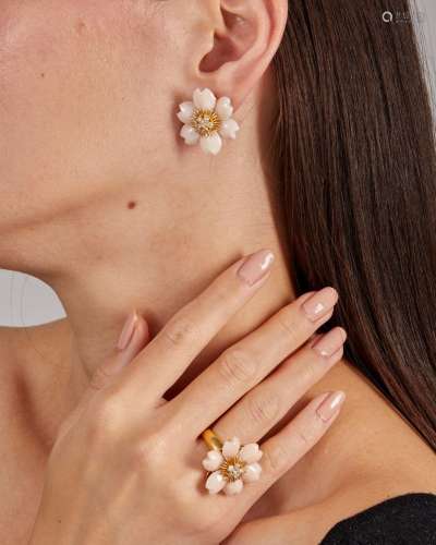 【Y】A CORAL AND DIAMOND RING AND EARCLIP SET