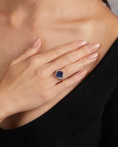 A SAPPHIRE AND DIAMOND RING