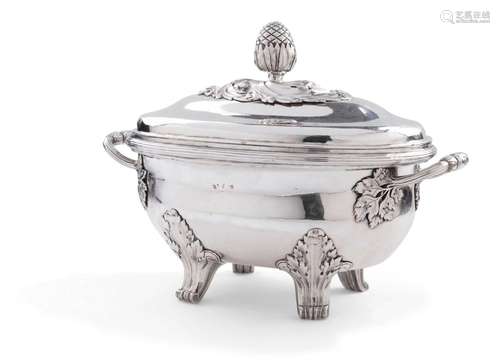 PARIS CIRCA 1775Soupière de forme ovale en argent plaqué au ...