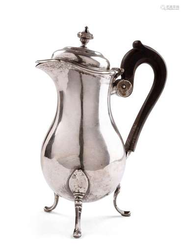 AUGSBOURG 1781 - 1783Cafetière tripode en argent uni, l’inté...