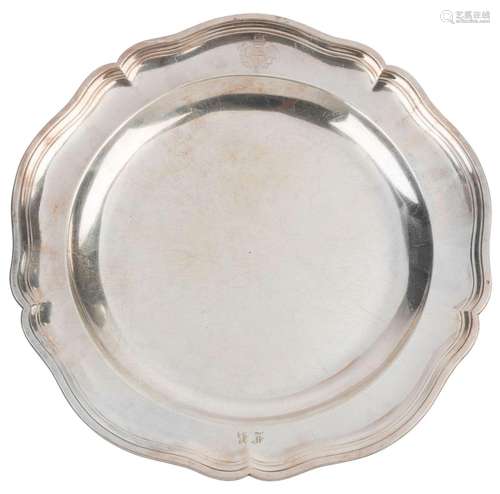 VERSAILLES 1760 - 1764Plat rond creux en argent à cinq conto...