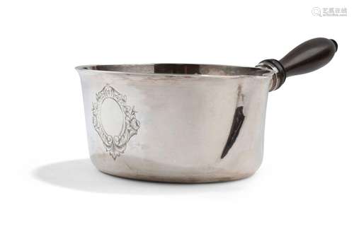 PARIS 1838 - 1845Casserole en argent uni, bec verseur pris s...