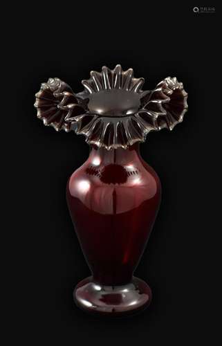 Rubinrote Vase