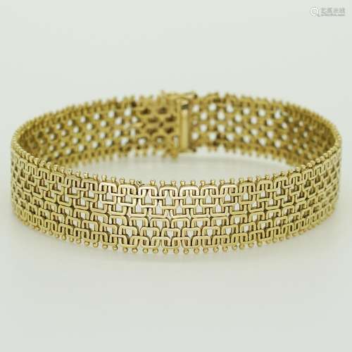 Goldenes Gliederarmband.