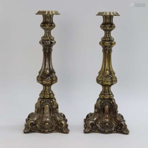 Paire de bougeoirs à motifs Louis XV, argentés sur base de c...