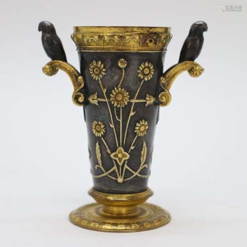 Tasse décorative en bronze avec fleurs et oiseaux, signée Ba...