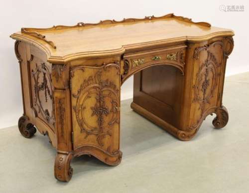 Bureau en noyer de forme organique, pieds volutes, finition ...