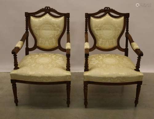 Paire de fauteuils de style Louis XVI sur pieds annulés