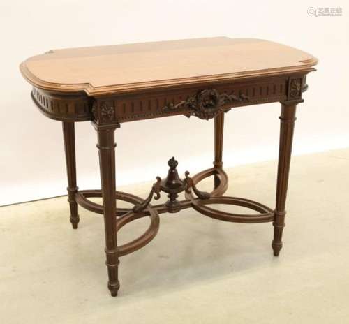 Table basse de style Louis XVI en acajou avec sculpture flor...