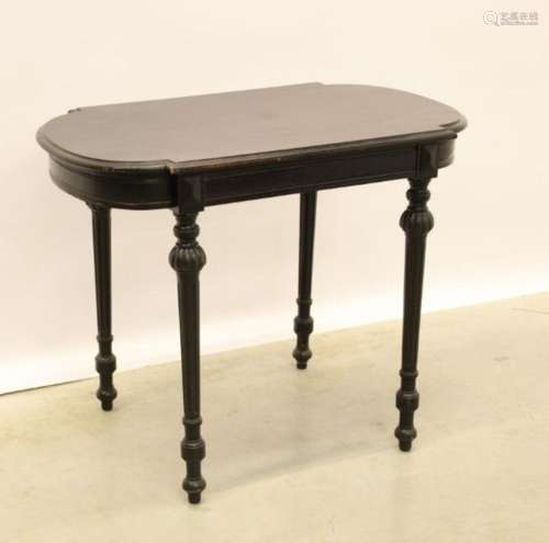 Table basse laquée noire sur pieds annulés, style Napoléon I...