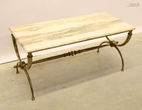 Table basse en cuivre avec plateau en marbre veiné sur pieds...