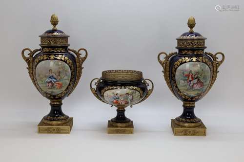 Garniture de trois pièces en porcelaine, style Sèvres, avec ...