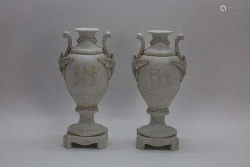 Paire de vases ornementaux en porcelaine avec guirlandes et ...