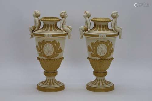 Paire de vases Royal Dux sertis de motifs Louis XVI et de cu...