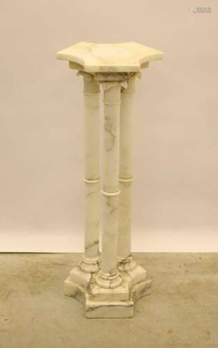 Colonne en albâtre sculptée à 3 piliers - Hauteur 89 cm.