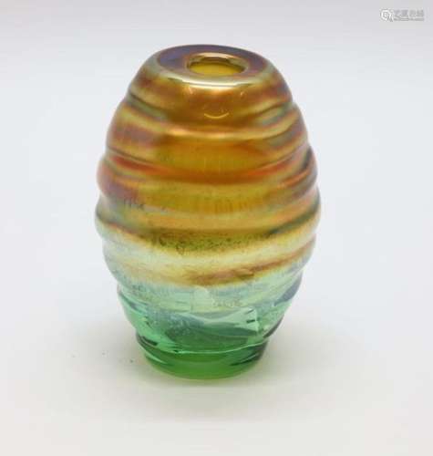 Vase en pâte de verre irisée - Hauteur 16,5 cm.