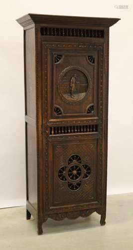 Armoire bretonne à une porte - dessus avec scène sculptée de...