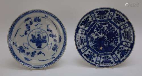 Deux assiettes Delft à décor floral - Diamètre 26 cm. (copea...