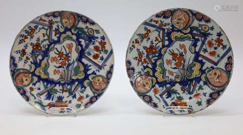 Paire d'assiettes Delft polychromes à décor floral - Diamètr...