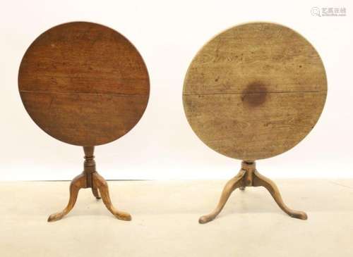 Deux tables d'appoint en chêne - Hauteurs 68 et 74 cm. - Dia...