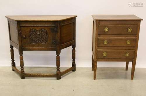 Petite commode à trois tiroirs - Hauteur 77 cm. - Largeur 55...