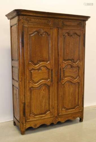 Armoire à deux portes en chêne français avec portes à pannea...