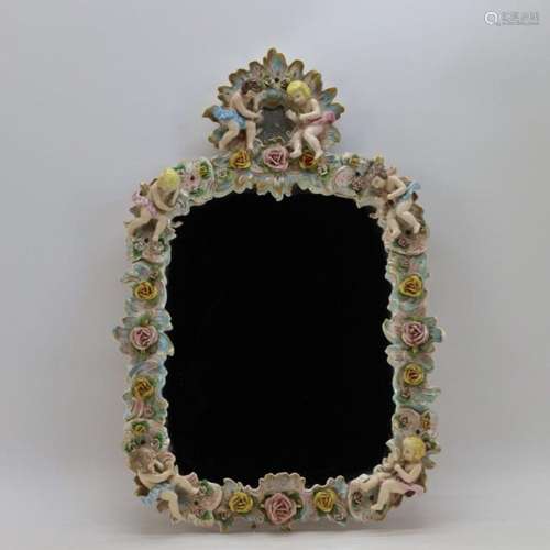 Miroir dans un cadre en porcelaine décoré de fleurs et de cu...