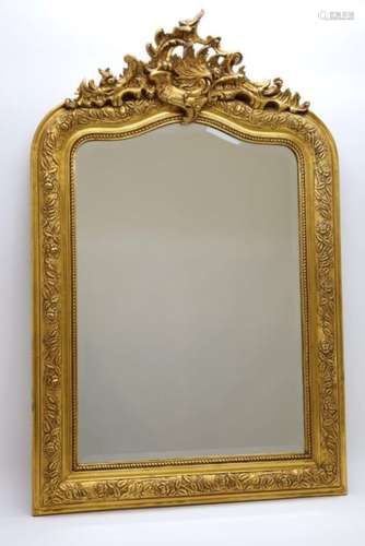 Miroir doré avec crête, de style Louis XV - Hauteur 119 cm. ...