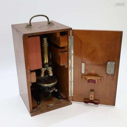 Ancien microscope en coffret acajou avec accessoires, E. Lei...