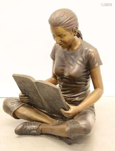 Statue en bronze d'une liseuse - Hauteur 76 cm.