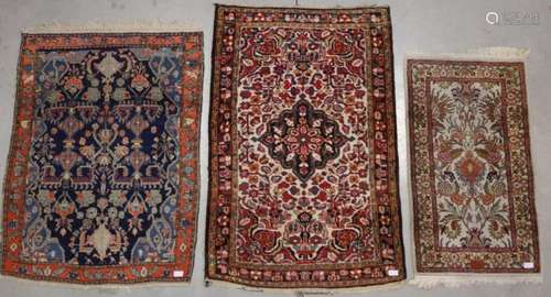 Trois tapis orientaux noués à la main, dont Hamadan 160 x 10...