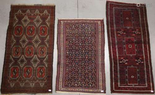 Trois tapis d'Orient noués à la main 210 x 93 - 200 x 103 - ...