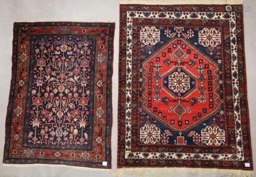 2 tapis orientaux noués à la main - 1 avec un décor central ...