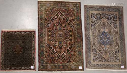 3 Tapis orientaux noués à la main à décor géométrique 130 x ...