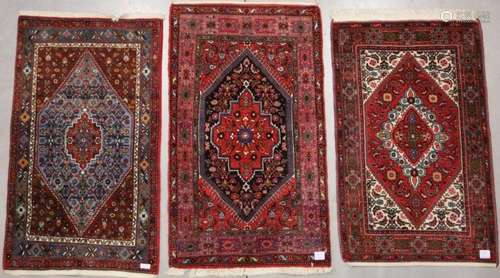 Trois tapis orientaux noués à la main avec décor central 126...