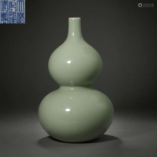 Qing Dynasty of China,Celadon Glaze Gourd Bottle