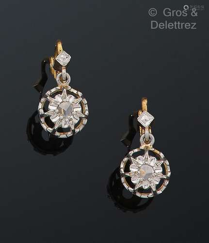 Paire de boucles d’oreilles « Dormeuses » en or jaune et gri...