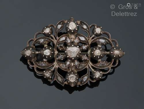 Broche en vermeil ajouré de rinceaux, sertie de diamants tai...