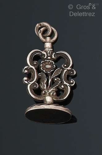 Cachet monté en pendentif en argent, sculpté et ajouré de ro...