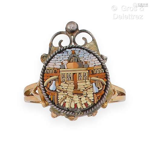 Bague en or jaune et argent, ornée d’une micro-mosaïque repr...