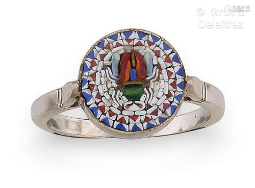 Bague en or jaune, ornée d’une micro-mosaïque représentant u...