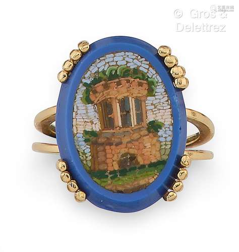 Bague en or jaune, ornée d’une micro-mosaïque à décor de rui...