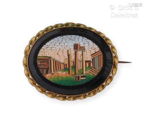 Broche en métal doré, ornée de micro-mosaïque à décor de rui...