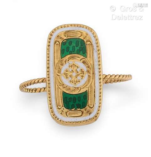 Bague en or jaune torsadé, ornée d’un motif émaillé vert et ...